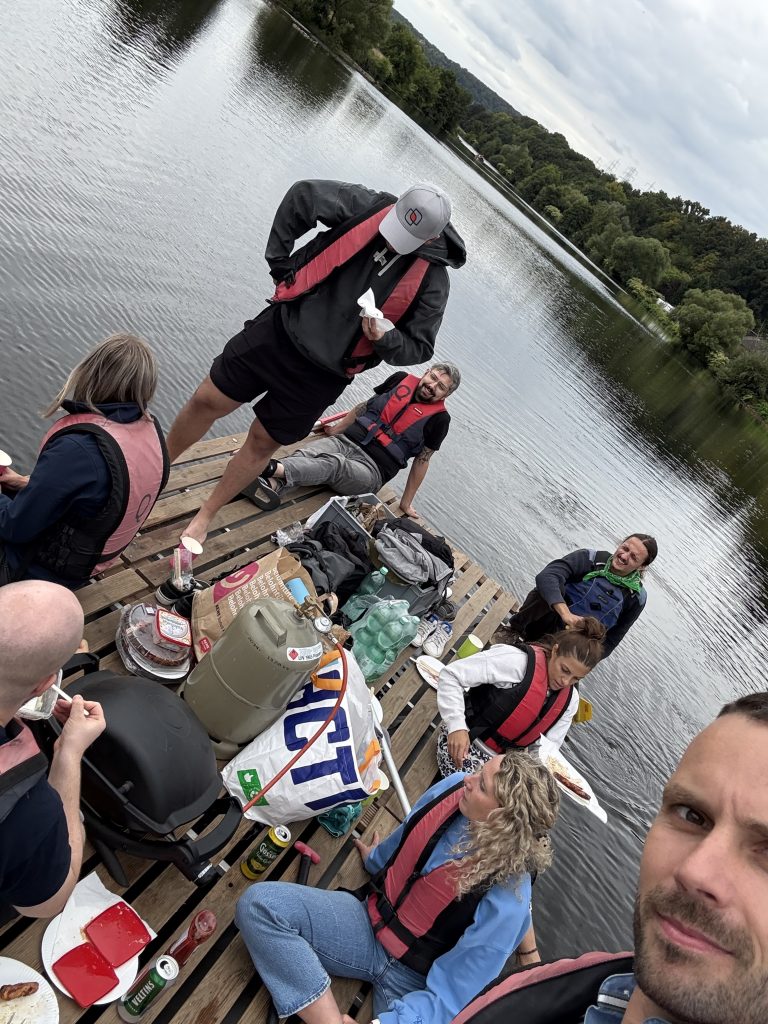 Anforderungsfabrik Team auf dem Floß auf der Ruhr beim Grillen