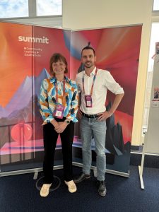 Dr. Julia Mucha und Jesko Schneider auf der Modern RE 2025 vor dem summit-Aufsteller