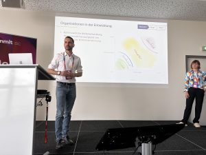 Dr. Julia Mucha und Jesko Schneider beim Vortrag