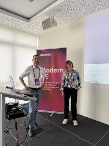 Dr. Julia Mucha und Jesko Schneider beim Vortrag