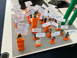 Lego Bausteine mit Namens-Fähnchen
