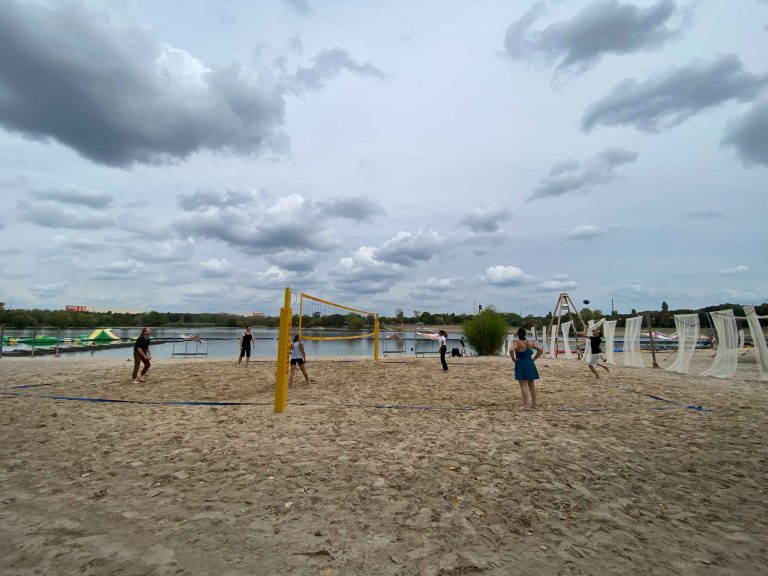 Black Foot Beach Sommerfest Anforderungsfabrik: Team spielt Beachvolleyball